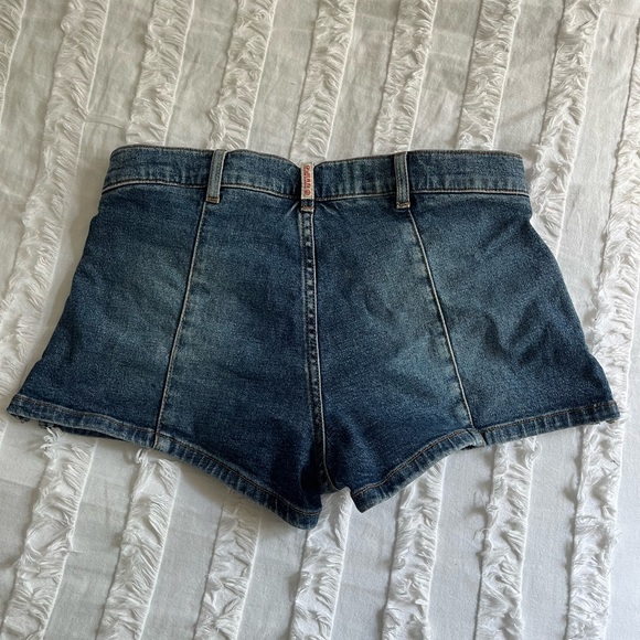 Vintage low rise guess jean shorts💙 - Picture 2 of 3